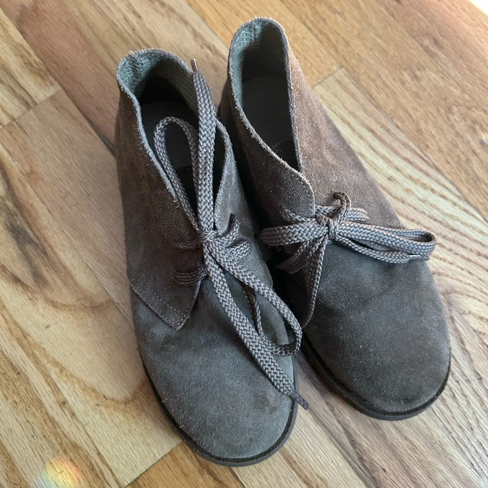 Crewcuts Boys Suede Taupe Chukka Boots K3